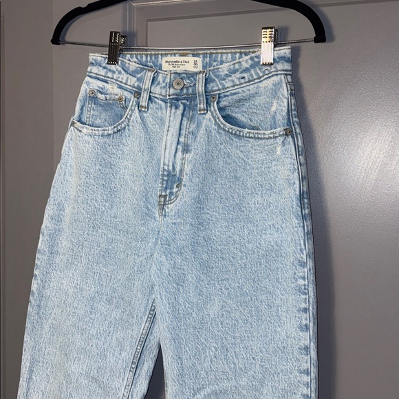 Abercrombie & Fitch Denim - Abercrombie & Fitch Curve Love High Rise 90s Relaxed Jean